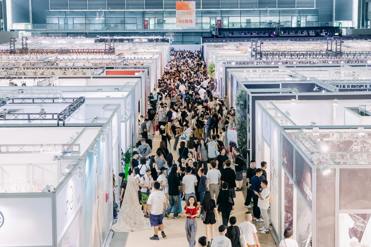 “蛇”來運轉，2025上海國際婚紗禮服時裝周誠邀攜手出圈